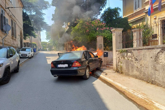 Pula: Auto planuo nakon udara u zid