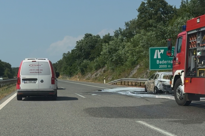 Požar automobila usporio promet na Istarskom ipsilonu: Interveniraju vatrogasci i policija
