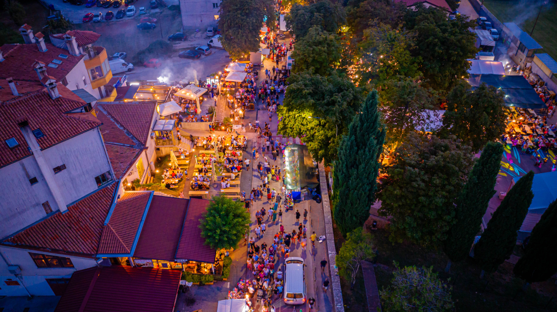 Besplatna vođena tura, craft pivo, jazz pod mjesecom i još puno toga – sve na Žminjskom letu!