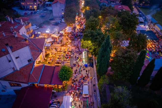Besplatna vođena tura, craft pivo, jazz pod mjesecom i još puno toga – sve na Žminjskom letu!