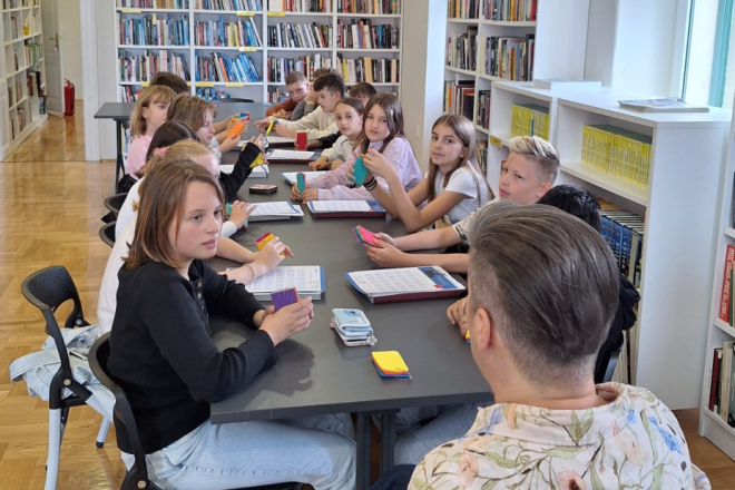 U rovinjskoj knjižnici održana radionica upoznavanja s Brailleovim pismom i znakovnim jezikom