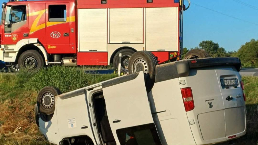 Prevrtanje kombija kod Fondola: Intervenirali vatrogasci