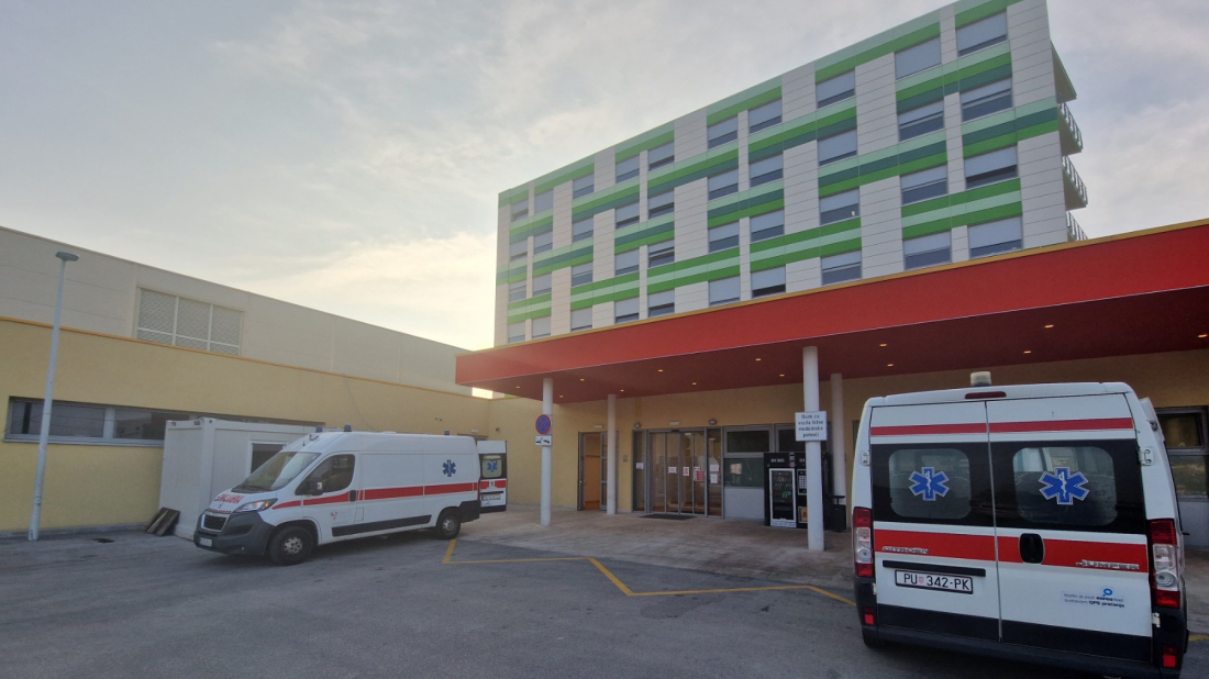 Motociklist u Puli teško ozlijeđen nakon pretjecanja više vozila