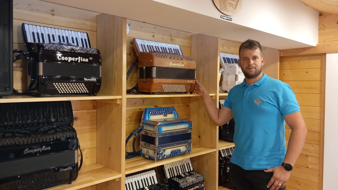 Enis Krizman iz Žminja želi stvoriti prvi autentični instrument koji zvukom i izgledom pripada Istri ISTARSKU HARMONIKU!