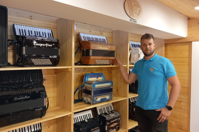Enis Krizman iz Žminja želi stvoriti prvi autentični instrument koji zvukom i izgledom pripada Istri ISTARSKU HARMONIKU!