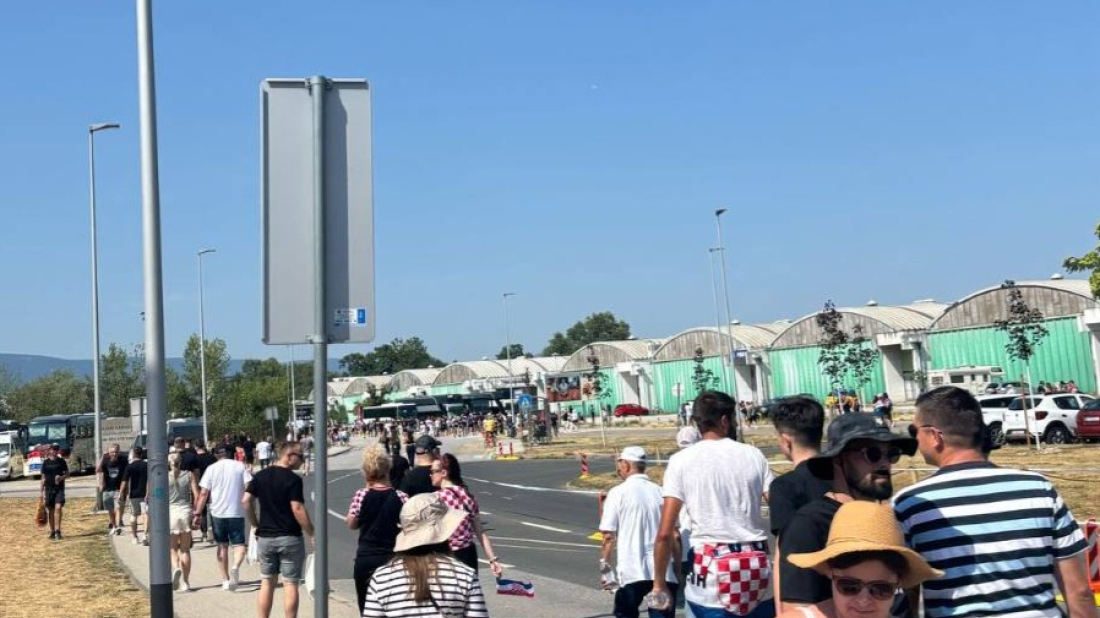 (VIDEO) Netko baca petarde u gužvi pred ulazom na koncert Thompsona, policija se jedva probija