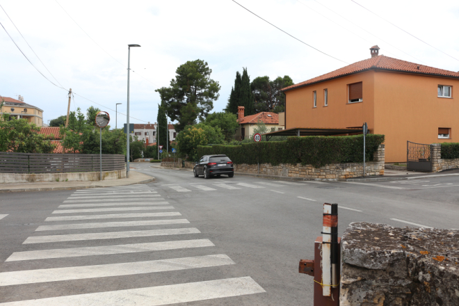 PROMETNA NESREĆA U ROVINJU: Vozač prošao kroz znak STOP i izazvao sudar