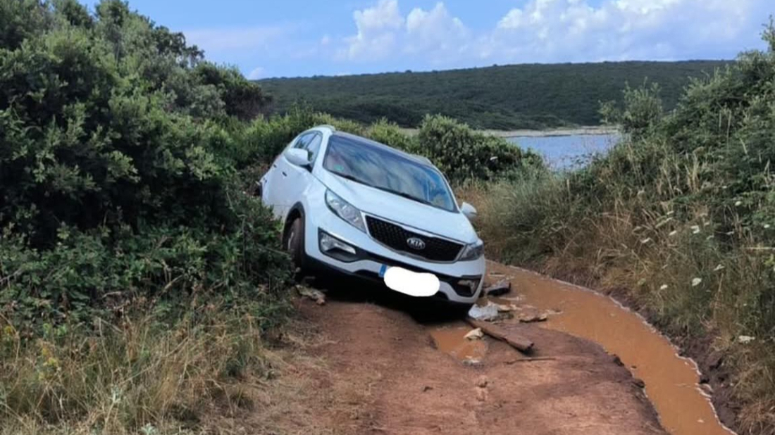 Avantura po makadamu završila u blatu: Stranci zaglavili automobil kod Šišana