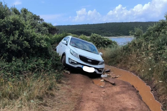 Avantura po makadamu završila u blatu: Stranci zaglavili automobil kod Šišana