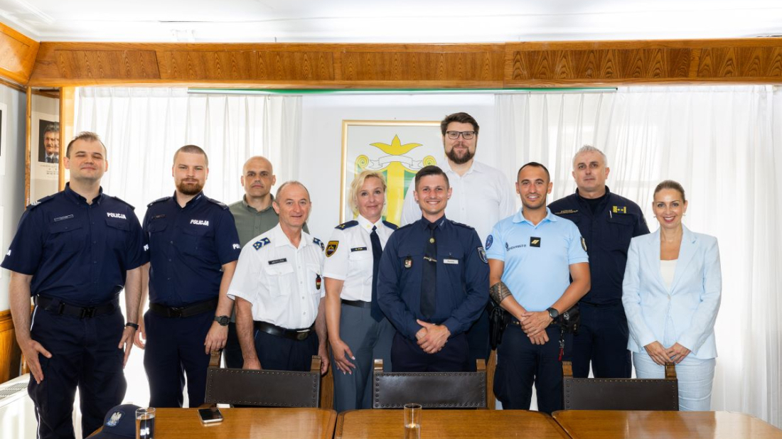 Gradonačelnik Grbin primio strane policajce koji sudjeluju  u projektu 'Sigurna turistička destinacija'