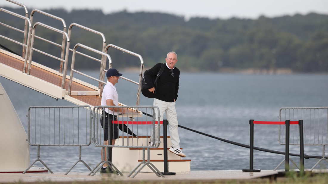 Osobni liječnik i veliki prijatelj Ashtona Kutchera viđen na superjahti u Puli