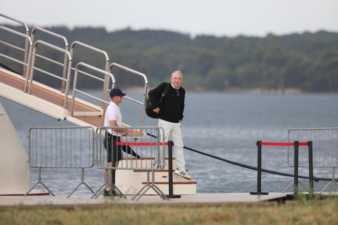 Osobni liječnik i veliki prijatelj Ashtona Kutchera viđen na superjahti u Puli