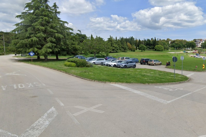 Maloljetni Slovenac vozio moped bez kacige i dozvole – policija kaznila i njega i majku!
