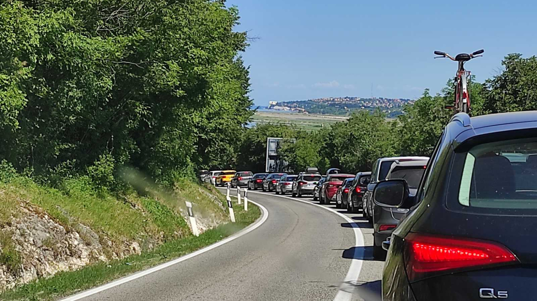 Pojačan promet na cestama u smjeru mora, kolone i prema Zagrebu, gužve na graničnim prijelazima