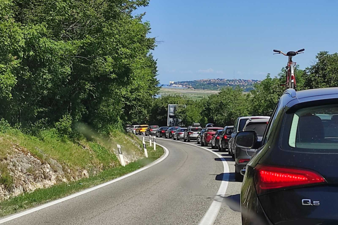 Pojačan promet na cestama u smjeru mora, kolone i prema Zagrebu, gužve na graničnim prijelazima