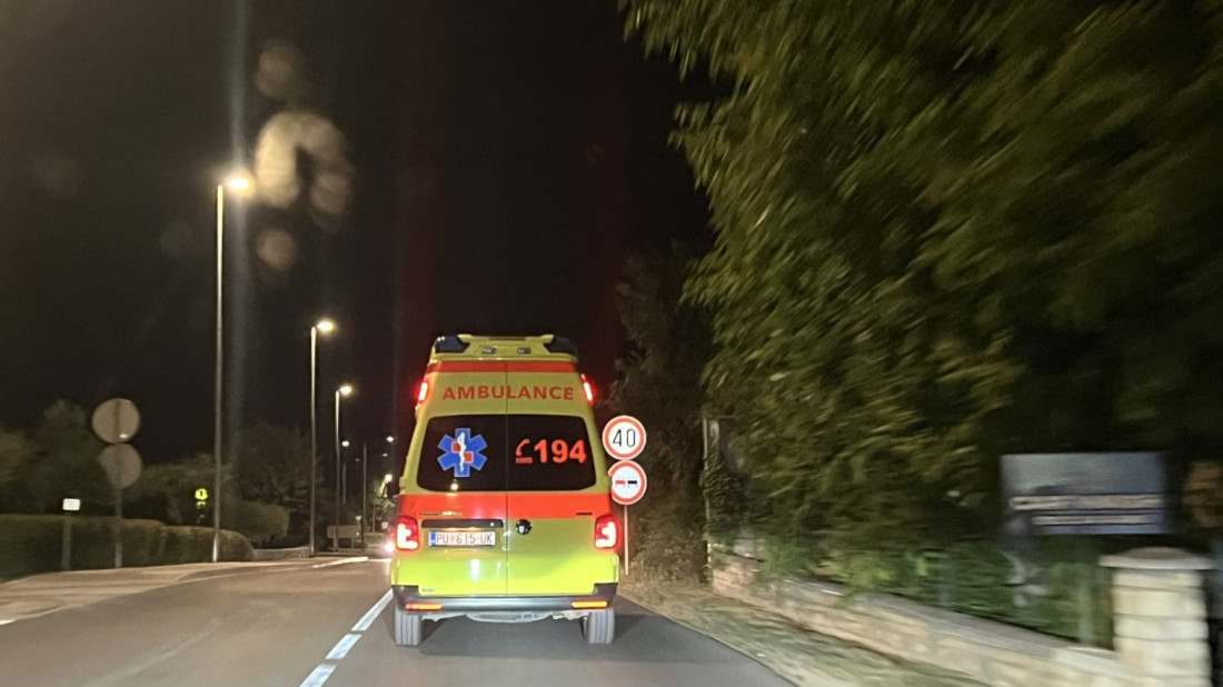 Kaos u kafiću u Puli: Bacala čaše i pepeljare na goste, pokušala ugristi liječnike, ozlijedila policajca…