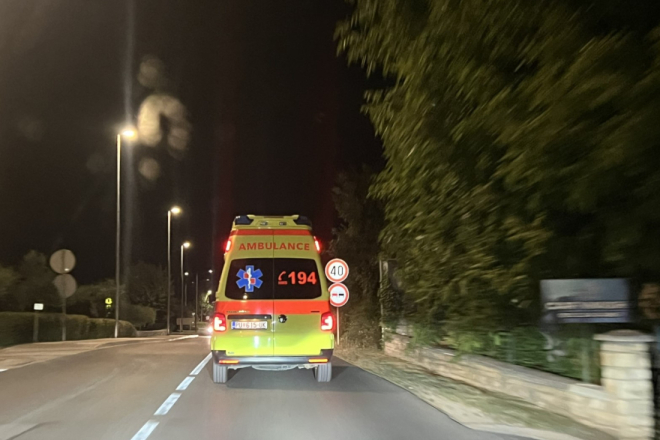 Kaos u kafiću u Puli: Bacala čaše i pepeljare na goste, pokušala ugristi liječnike, ozlijedila policajca…