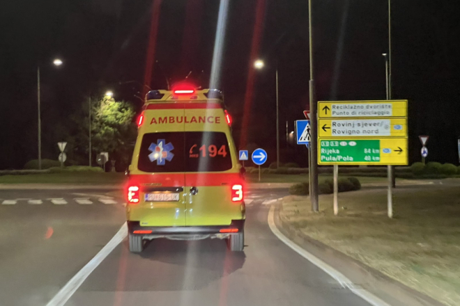 U Rovinju teško ozlijeđen biciklist: Vozio pijan u krivom smjeru pa pao na cestu