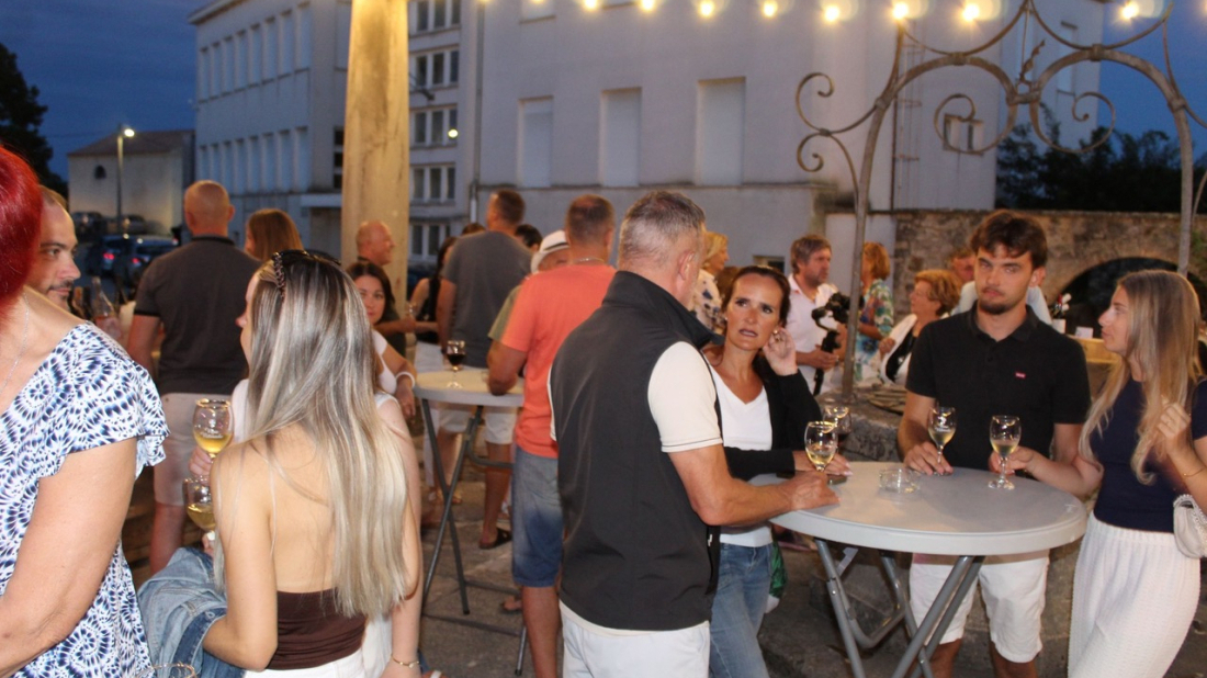 Prve ovogodišnje vinske večeri u Vižinadi okupile brojne goste i ljubitelje vrhunskih vina