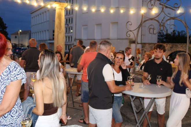 Prve ovogodišnje vinske večeri u Vižinadi okupile brojne goste i ljubitelje vrhunskih vina