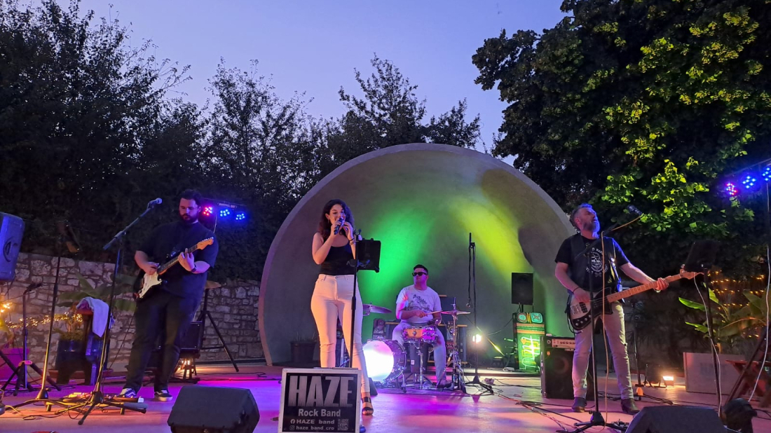 Glazbena večer u znaku soula, bluesa i pop-rocka: koncert grupe Haze Band oživio duh nekadašnje "Školjke" u Rovinju