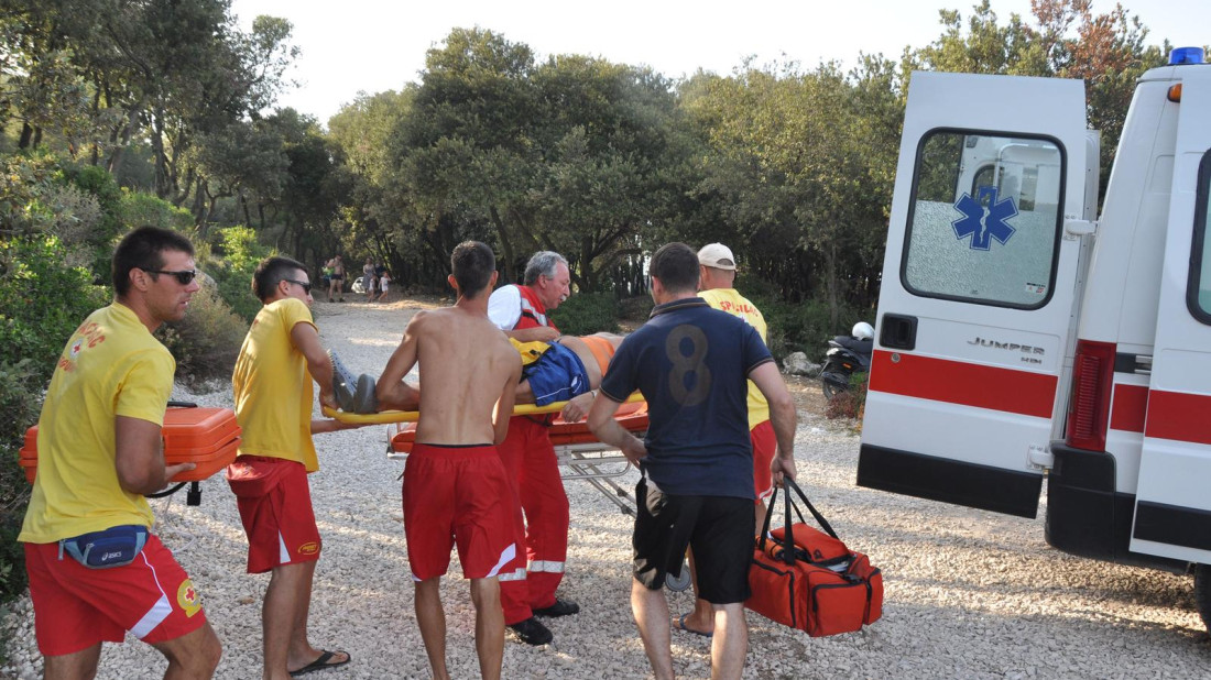 Mladić spašen iz mora kod Pule, prevezen u bolnicu s teškim simptomima