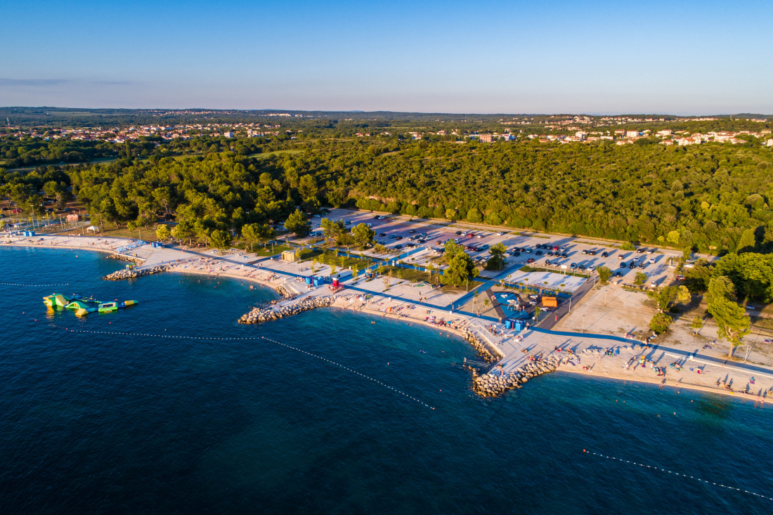 Plaža Hidrobaza i pogled prema Brijunima