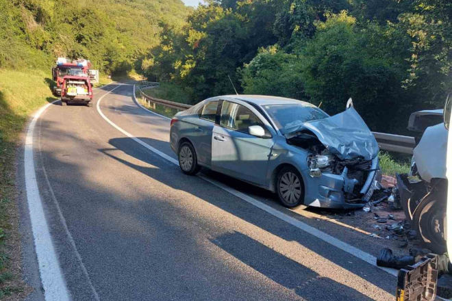 Pet osoba ozlijeđeno u teškoj nesreći kod Limskog kanala, sudjelovala su tri vozila!
