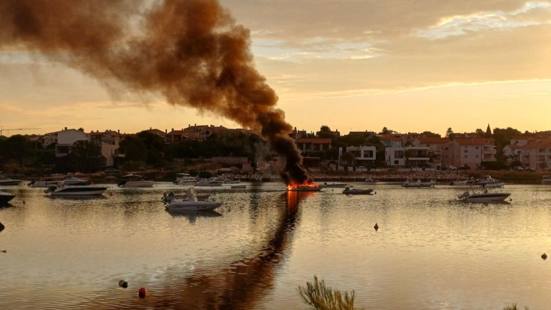 Kod Medulina preko noći došlo do požara plovila, koje je i potonulo