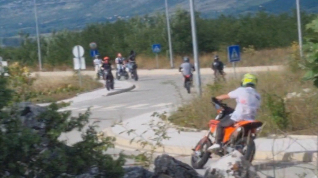 KAOS U KRŠANU: Industrijska zona postala igralište za maloljetnike na motorima i deponij otpada!
