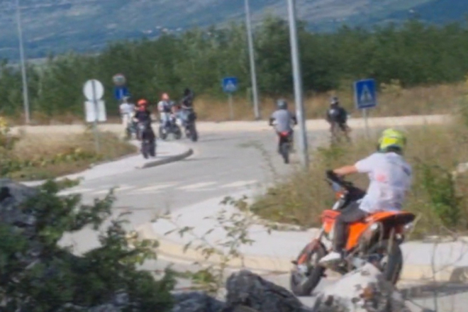 KAOS U KRŠANU: Industrijska zona postala igralište za divljake i deponij otpada!