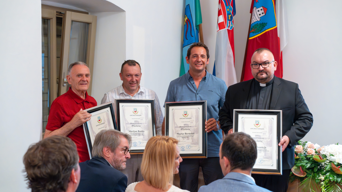 U Višnjanu dodijeljena priznanja najboljim učenicima i plakete zaslužnim građanima