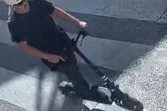 POLICIJA TRAŽI SVJEDOKE! U Puli romobilom pokosio pješaka i teško ga ozlijedio, a onda pobjegao