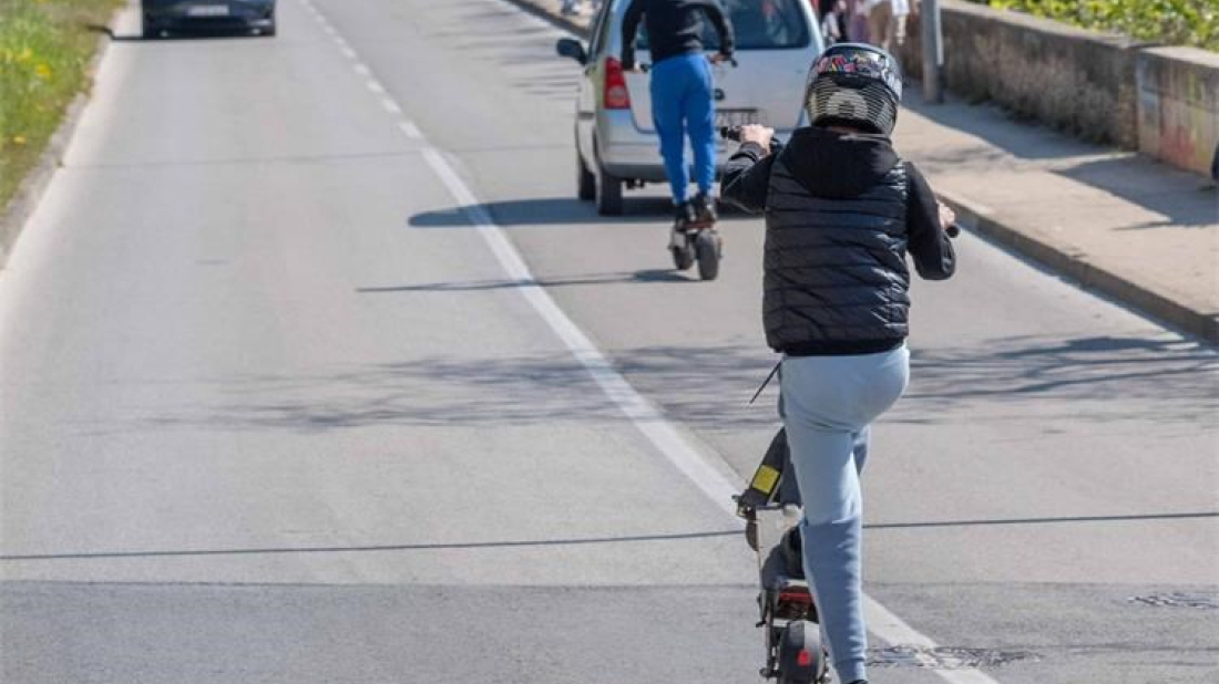 Pulska policija oduzela prebrze električne romobile i kaznila vozače bez kaciga!