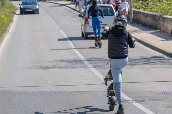 Pulska policija oduzela prebrze električne romobile i kaznila vozače bez kaciga!