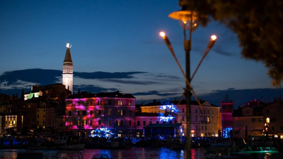 Vanna na glavnom trgu: Rovinj slavi Noć sv. Lovre uz glazbu, ples i romantični sjaj svijeća