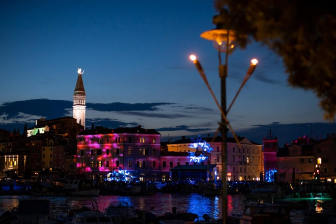 Vanna na glavnom trgu: Rovinj slavi Noć sv. Lovre uz glazbu, ples i romantični sjaj svijeća
