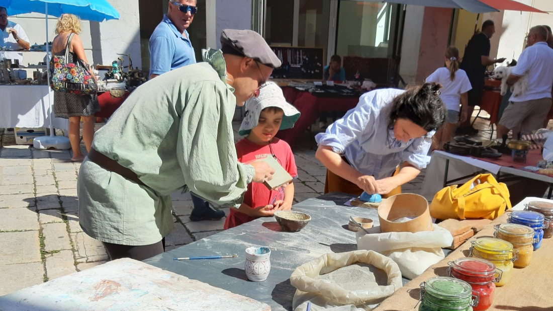 (FOTO) Mali sajam starina i radionica fresaka izazvali interes u Rovinju