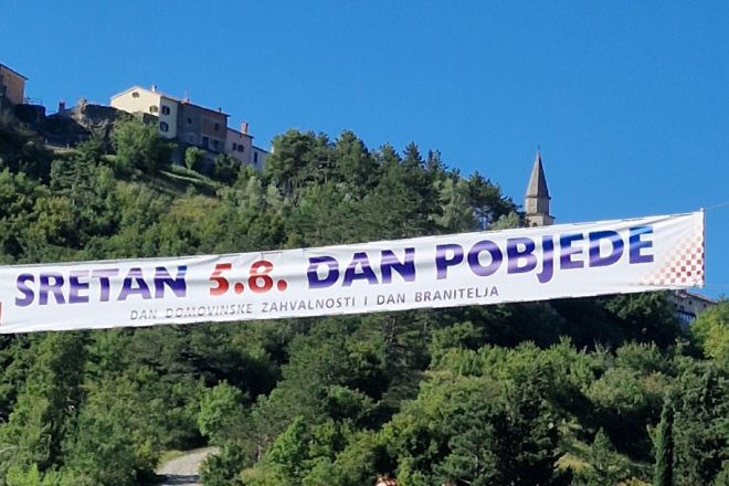 POSTAVLJEN VELIKI TRANSPARENT Buzet zahvaljuje braniteljima: "Gotovo da nema čovjeka koji nije dao dio sebe"