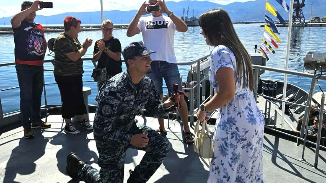 Dirljiva prosidba na Dan pobjede: Zaprosio ju na palubi ophodnog broda Umag