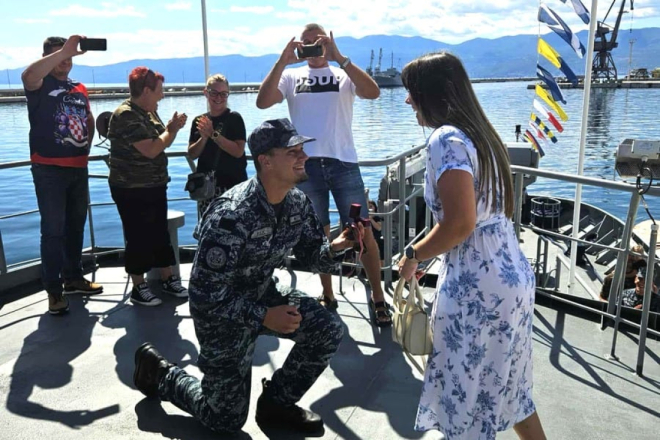 Dirljiva prosidba na Dan pobjede: Zaprosio ju na palubi ophodnog broda Umag