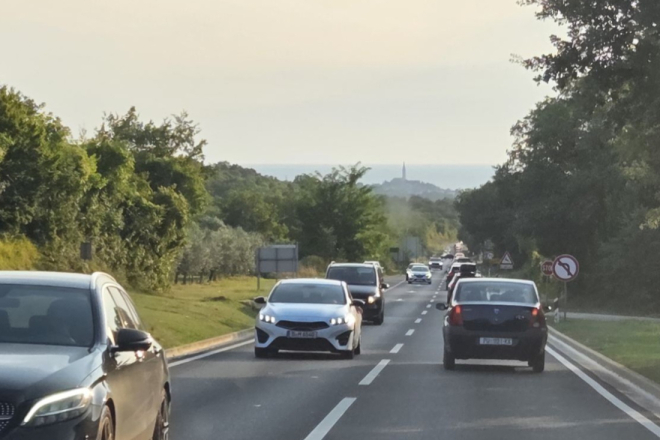 Peterostruki sudar na cesti Rovinj - Rovinjsko Selo, ima ozlijeđenih!