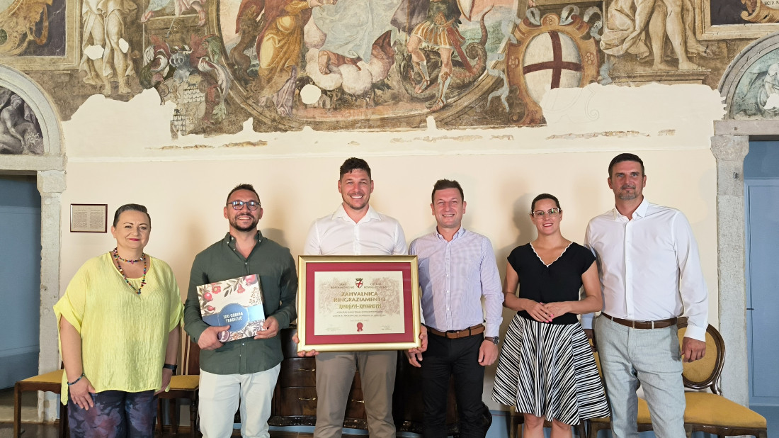 Grad Rovinj radiju Rovinj FM uručio zahvalnicu povodom desete obljetnice od prvog emitiranja