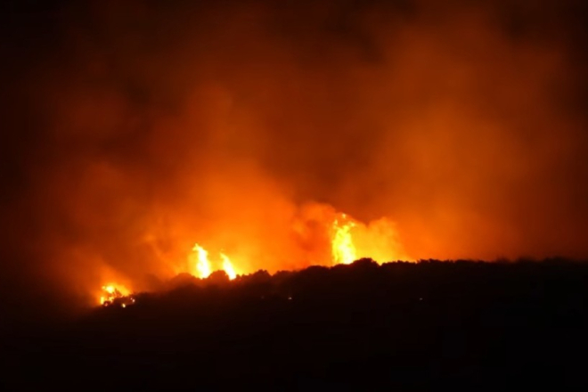 VELIKI POŽAR KOD RAŠKOG ZALJEVA Vatrogasci se cijelu noć borili s vatrenom stihijom, stigao i kanader