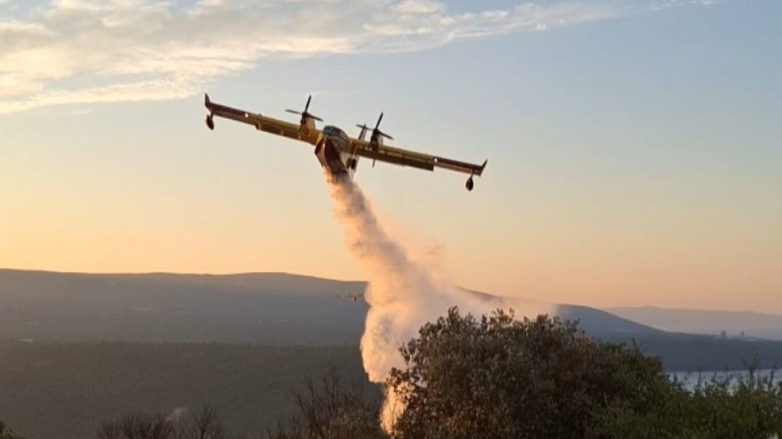 VELIKI POŽAR KOD RAŠKOG ZALJEVA Vatrogasci se cijelu noć borili s vatrenom stihijom, stigao i kanader