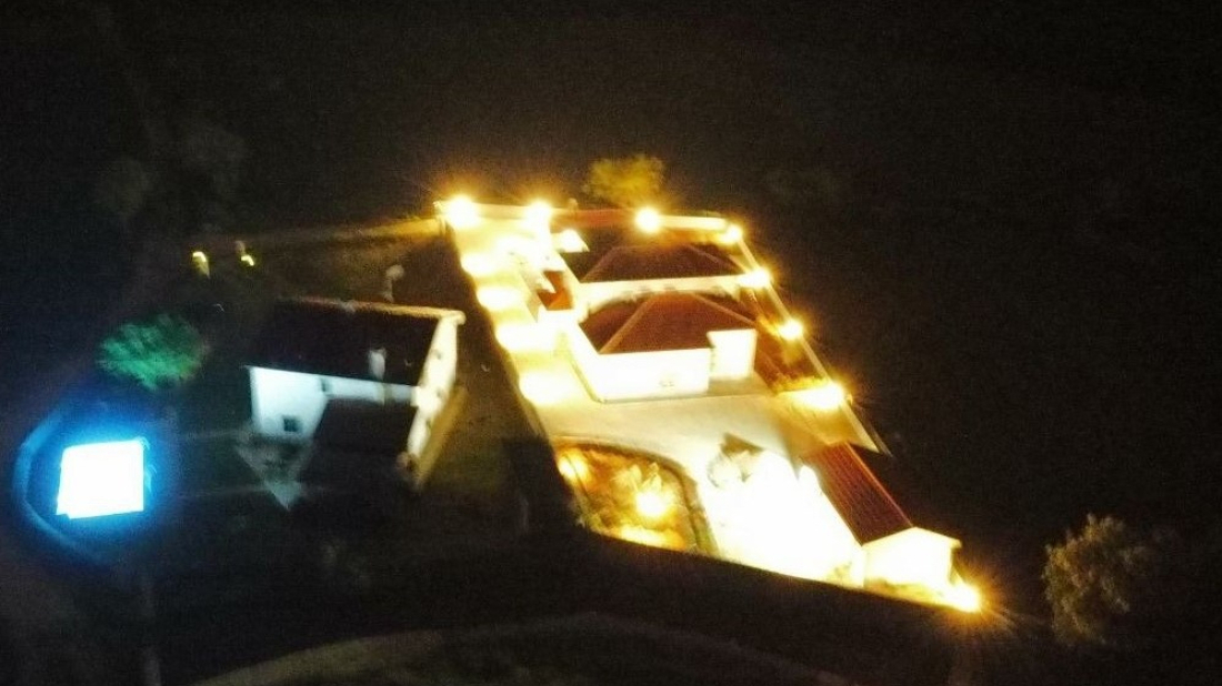 SLUČAJ PRIJAVLJEN INSPEKTORATU: Zbog reflektora velebne vile, više se ne vidi mliječni put u Vidulinima