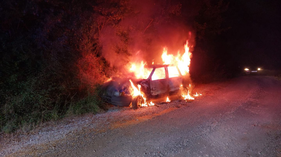 Pakleni dan u Istri – kod Bala sinoć izgorjelo napušteno vozilo, vatrogasci spriječili širenje novog požara!