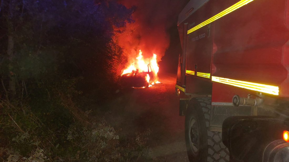 U Taru u potpunosti izgorio automobil, oštećena još dva vozila