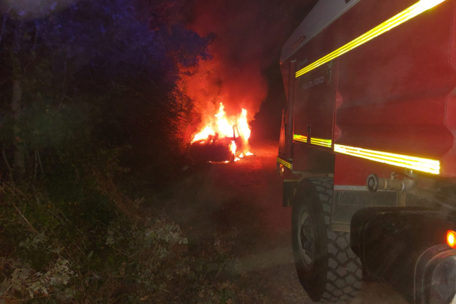 U Taru u potpunosti izgorio automobil, oštećena još dva vozila