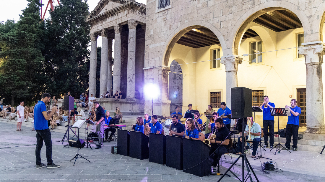 Večeras na pulakom Forumu: Big Band Pula uz singapursku jazz pjevačicu Melissu Tham